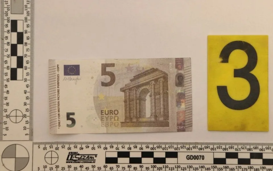 V Ostravě zkoušeli platit falešnými eury. Čtveřici teď hrozí osm let ve vězení
