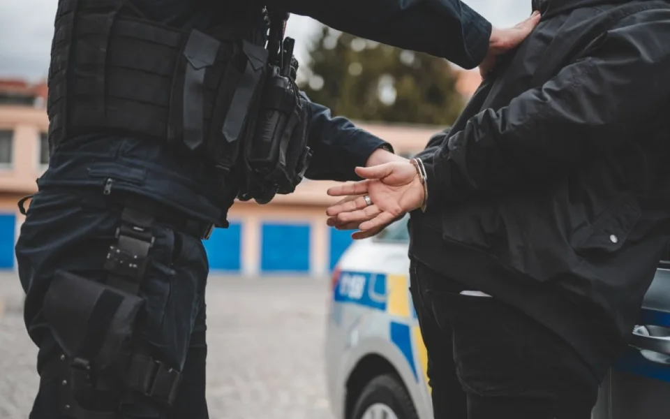 Mladý muž se na polní cestě pokusil surově znásilnit čtyřiašedesátiletou ženu