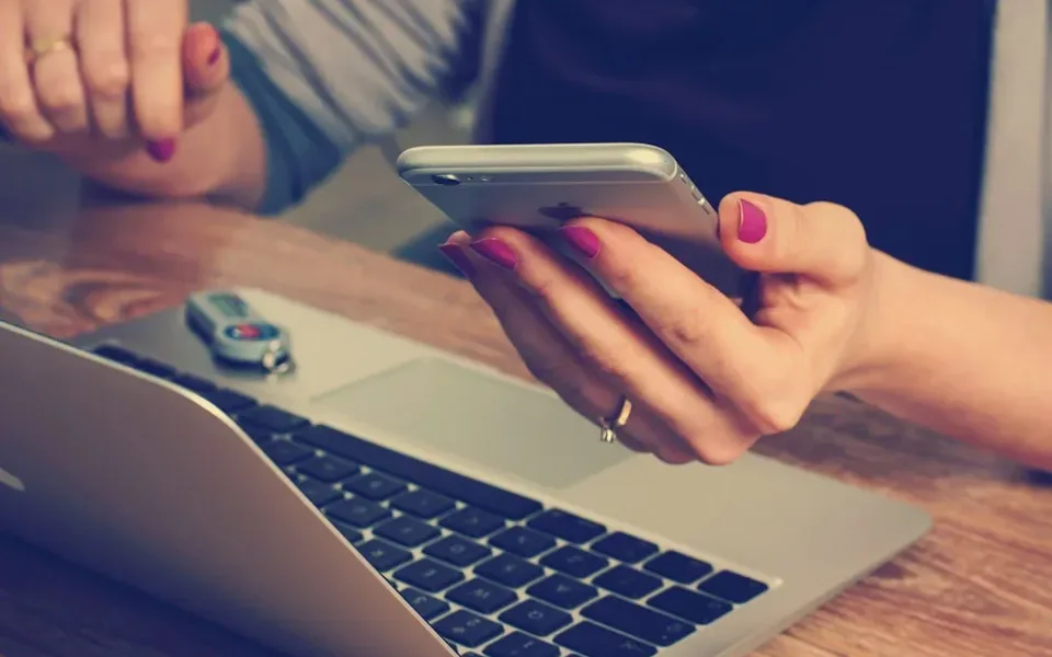 Na facebooku si psala s cizím mužem, poslala mu nahé fotky. Začal ji vydírat