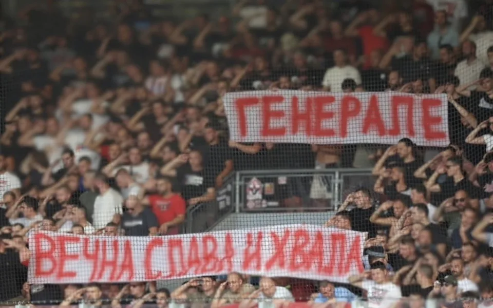 Skandál na tribuně v Plzni. Fanoušci Crvene zvezdy oslavovali válečného zločince