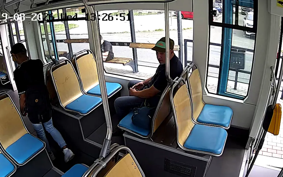 Muž masturboval v tramvaji před mladou dívkou. Hledá ho policie