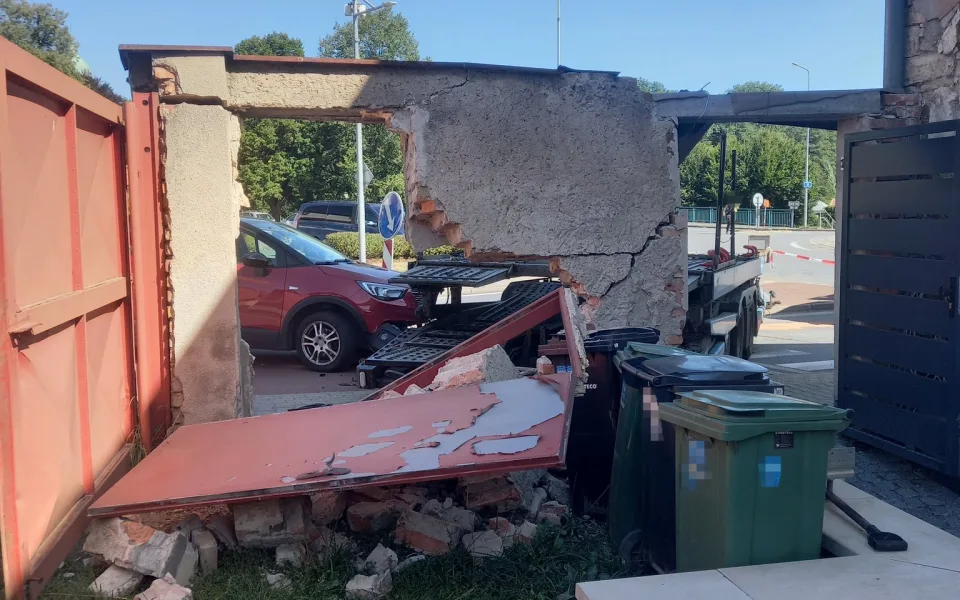 Přívěs se utrhl z náklaďáku a prorazil zeď. Hasiči ji museli zbourat