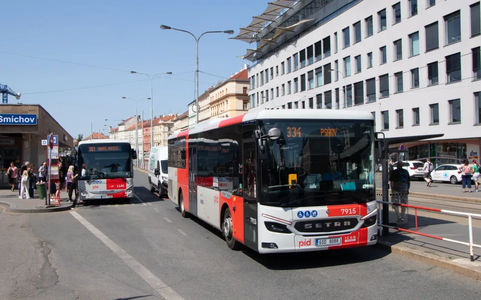 Autobusy ze středních Čech mířící do Prahy budou kvůli zúžením nabírat zpoždění
