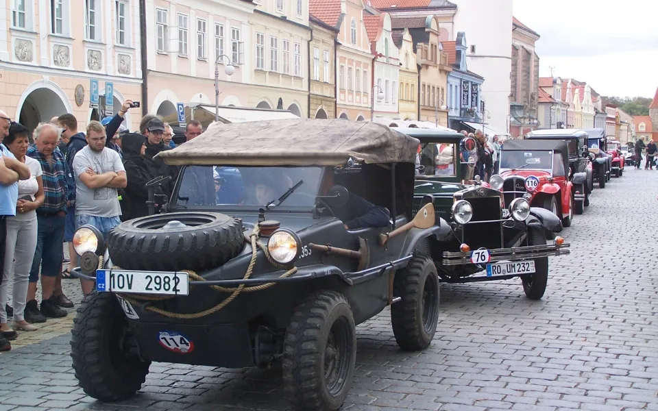 FOTO: Sraz veteránů představil kuriozity, zahraniční legendy i českou eleganci