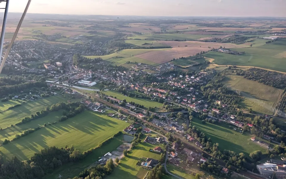 FOTO: Luka nad Jihlavou vypadají z výšky úplně jinak. O víkendu tam bude pouť