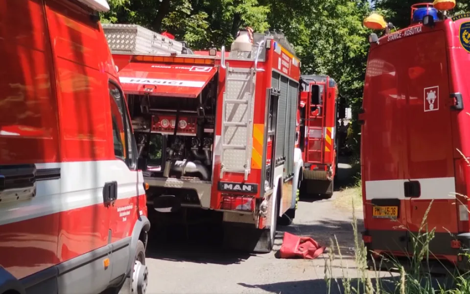 Hasiči bojují s velkým požárem lesa a pole. Zasahuje obrovské množství techniky