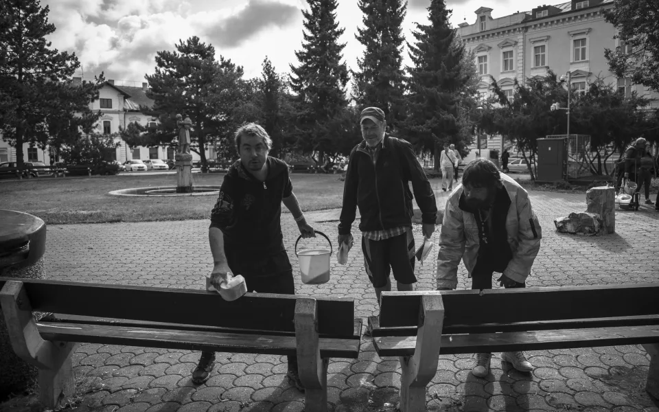Houby do ruky. Lidé bez domova po sobě v Táboře uklízejí lavičky