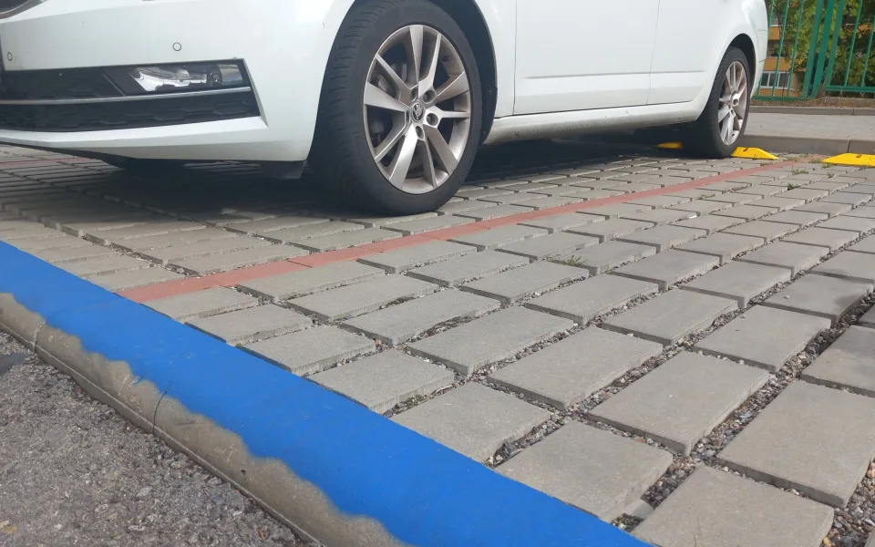 Auto v servisu nemůže využívat zaplacené parkovací místo, kritizuje řidič z Jihlavy