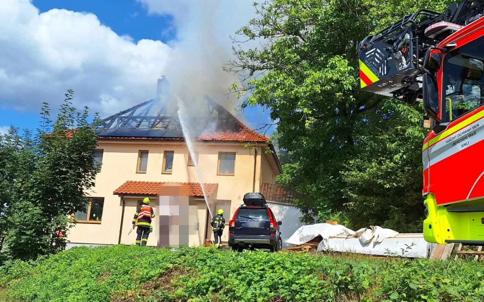 V Nouzově, části Semil, hořel rodinný dům. Hasiči uchránili majetek za 11 milionů