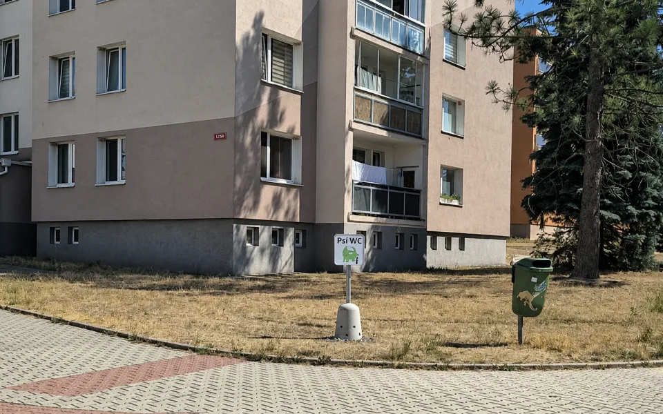 Obyvatele štvaly počůrané fasády a lampy, teď mají psi svůj vlastní pisoár