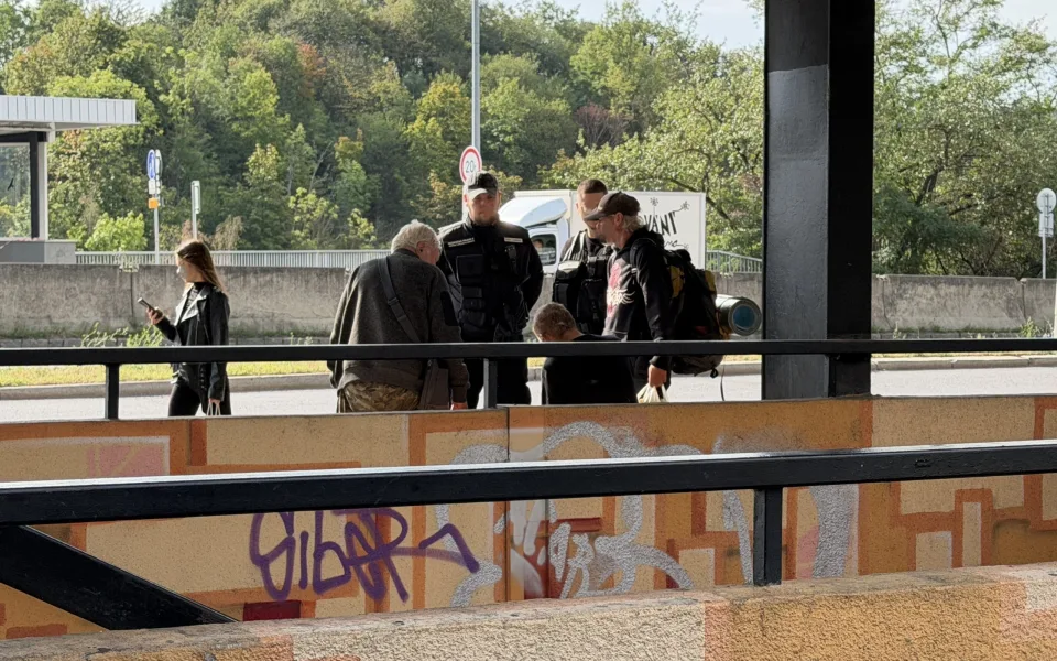 Více úklidu i dohledu. Praha 4 řeší problémy v okolí metra Kačerov