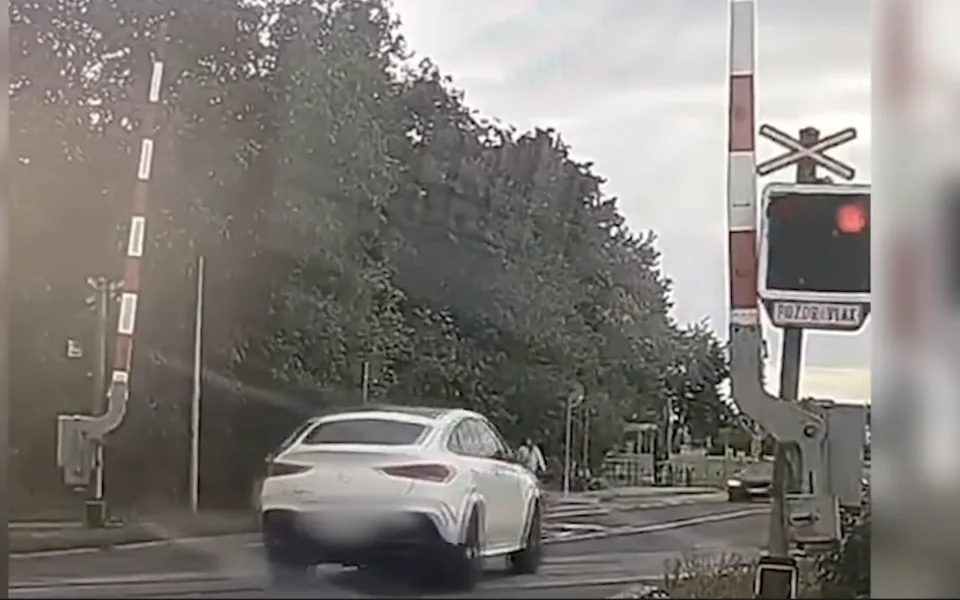 Řidička vjela na přejezd i přes výstrahu přímo před policií. Přišla o peníze i body