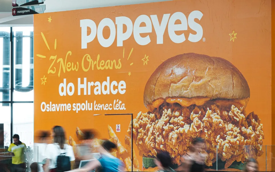 V Hradci zítra otevře Popeyes. Jinde kvůli kuřeti zdarma spali ve frontě