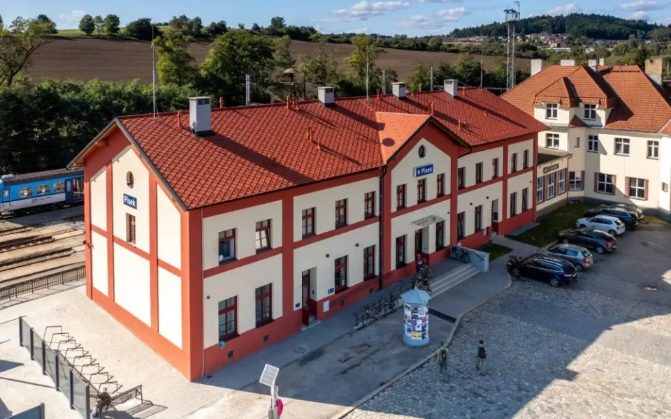 Prostor před vlakovým nádražím v Písku čeká proměna. Přibudou parkovací místa i zeleň