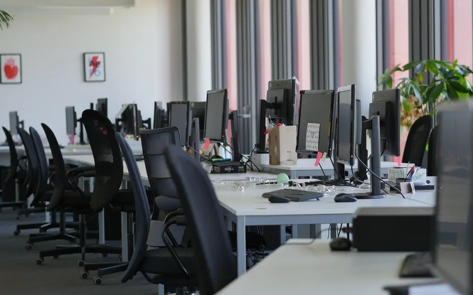 KOMENTÁŘ: Nejsou lidi? Nebo už jen nejsou lidi za cenu, na kterou jsme zvyklí?