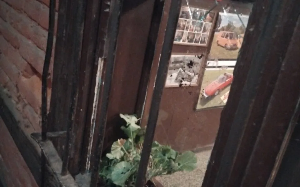 Obsluha jí odmítla nalít. Žena v Brně prohodila květináč oknem restaurace