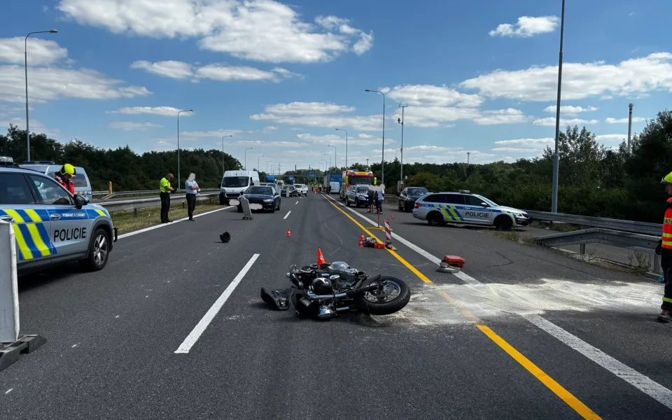 Na D1 se srazil motorkář s kamionem. Nehoda zastavila dopravu na dvě hodiny