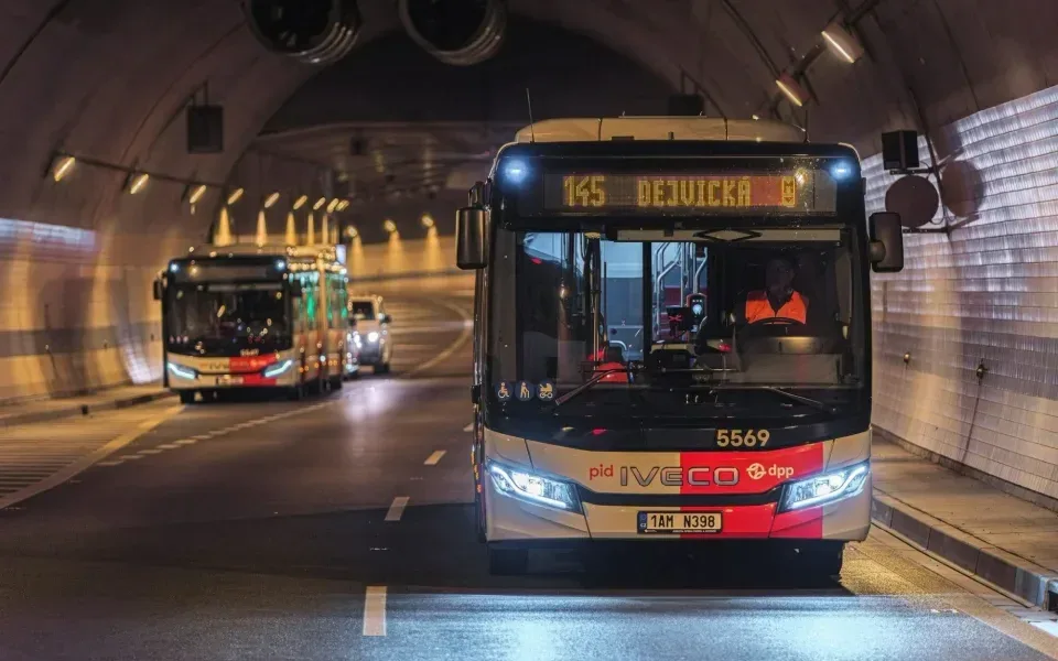 Prahu 6 a Prahu 8 nově propojuje autobusová linka 145 projíždějící tunelem Blanka
