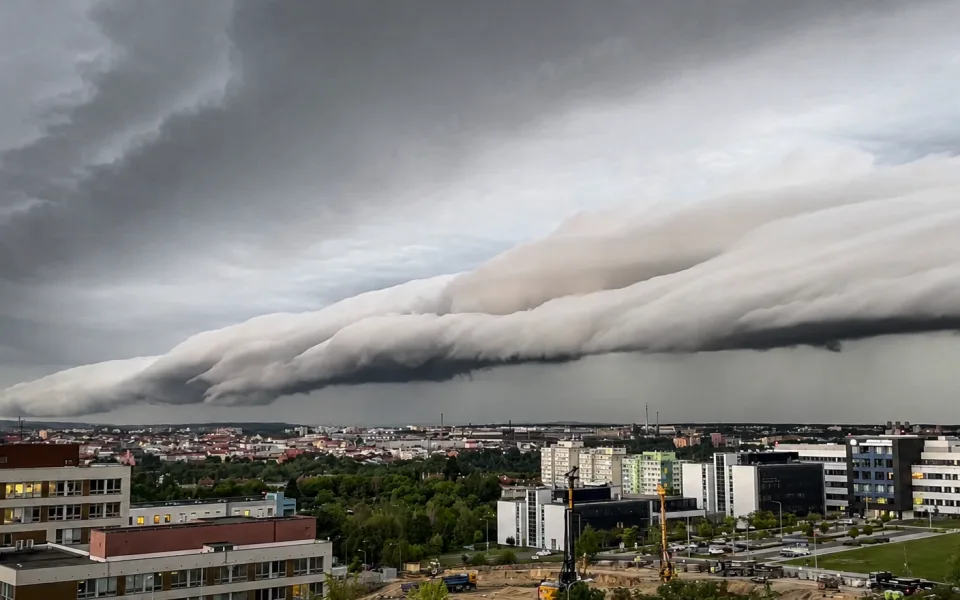 Impozantní shelf cloud se převalil přes Plzeň, meteorologové zveřejnili video