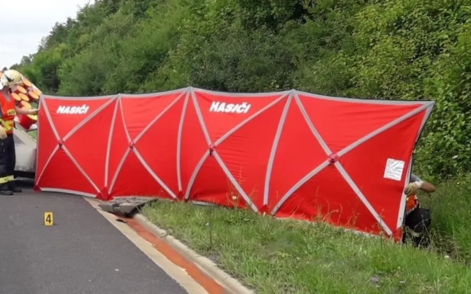 Osmnáctiletý motorkář nezvládl zatáčku, narazil do stromu a na místě zemřel