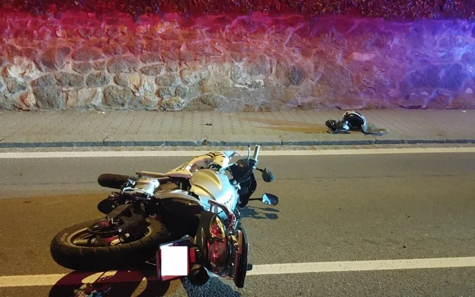 Noční nehoda ve Velkém Meziříčí: Sedmnáctiletý motorkář skončil v nemocnici