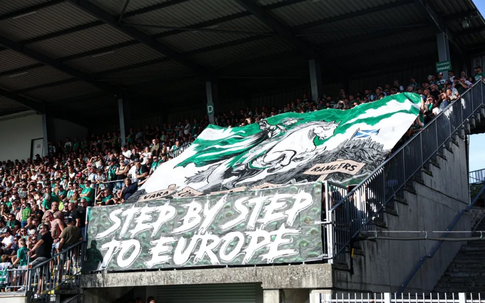 Dohra duelu s Rangers. Fanoušci Jablonce ukradli vlajku soupeře, tři zničili