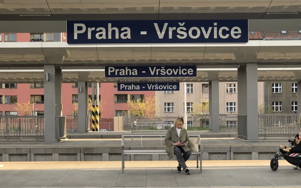 Mezi Vršovicemi a hlavním nádražím je zastaven provoz, vlak srazil člověka