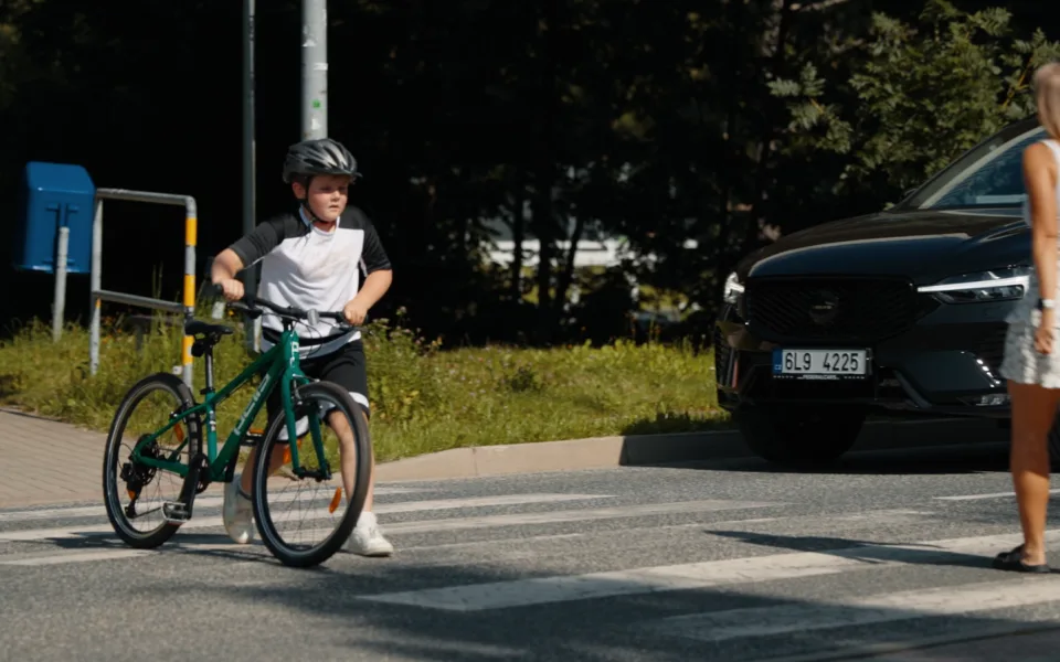 Návrat do škol na kole: přilba chybí téměř polovině zraněných dětí