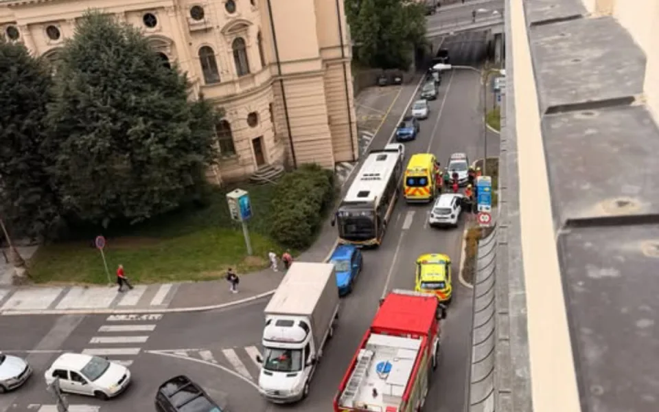 V Sokolské ulici v Liberci srazilo auto dítě. Úsekem projedete s opatrností