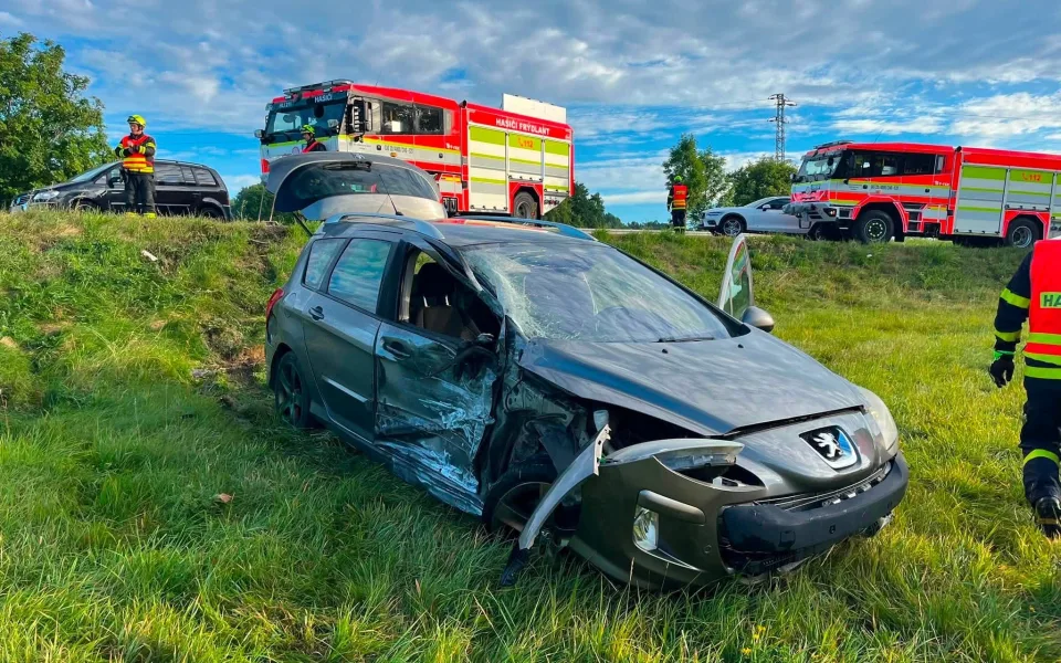 Dramatická nehoda u Frýdlantu: Osobák skončil po střetu s kamionem v louce