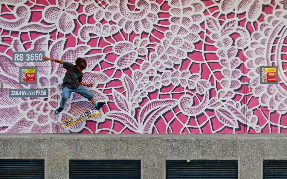 FOTO: Růžový mural na Žižkově je zatím nedokončený, autorka musela práci přerušit