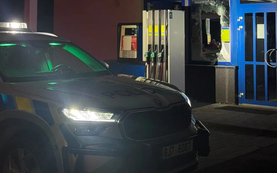 Benzinku v Horní Cerekvi v noci navštívil zloděj. Teď ho hledá policie