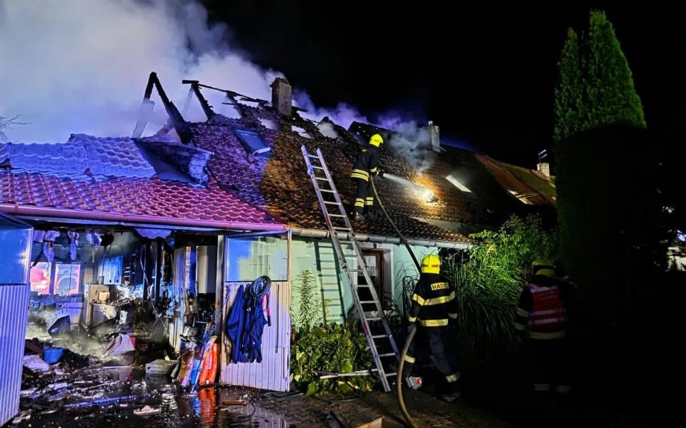 Při nočním požáru shořely čtyři rodinné domy, škoda dosahuje 18 milionů korun
