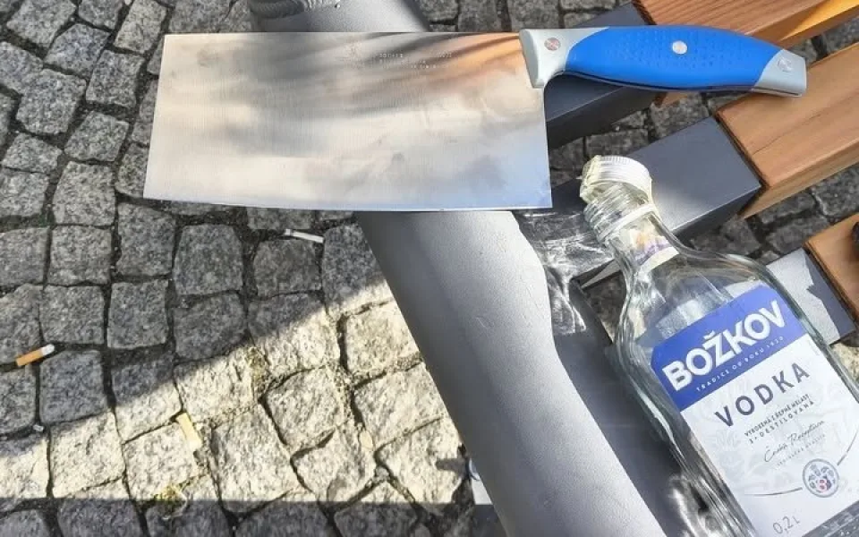 V centru Liberce zasahoval strážník, muž na lavičce měl sekáček a vodku