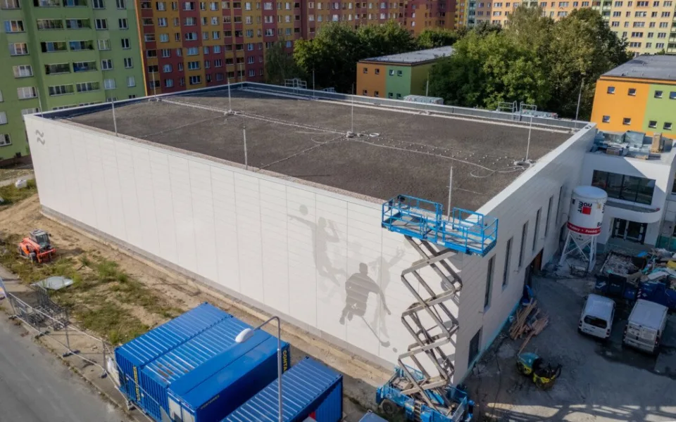 Finišuje stavba nové sportovní haly ve Frýdku-Místku. Bude mít zelenou střechu