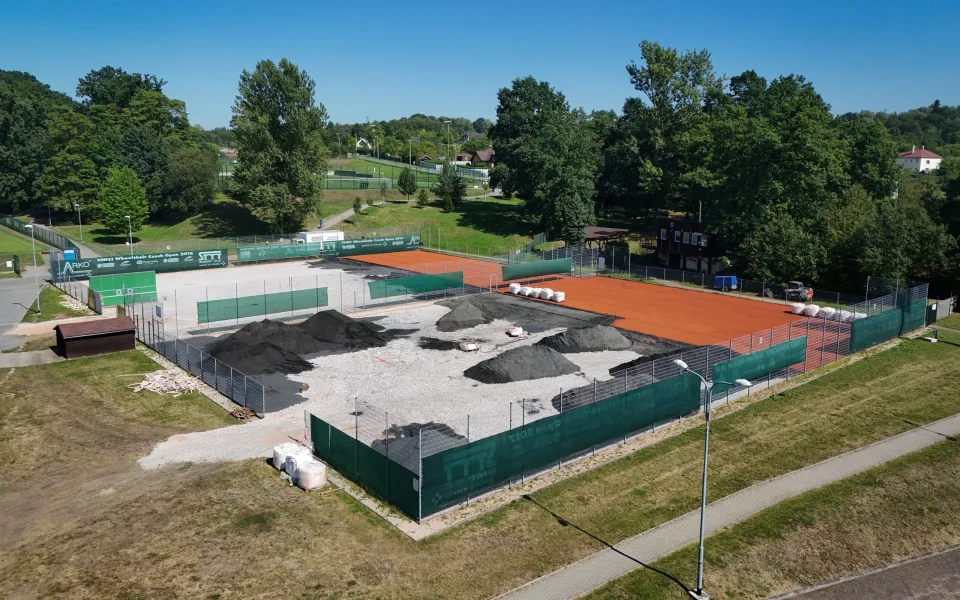 Tenisové kurty v Karviné procházejí obnovou. Dostanou nový povrch