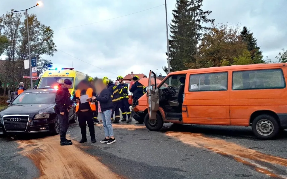 Řidič dodávky nedal přednost, se spolujezdkyní skončil v nemocnici