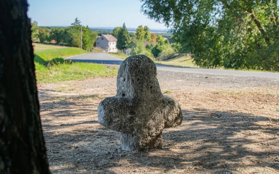 Děti ulechtané k smrti nebo bába zabitá vlkem, kamenný kříž obestírá tajemství