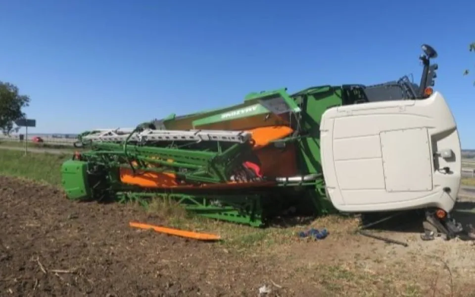 Traktor v příkopu, škoda za milion. Mladý řidič se u Žešova vyhýbal nákladnímu vozu
