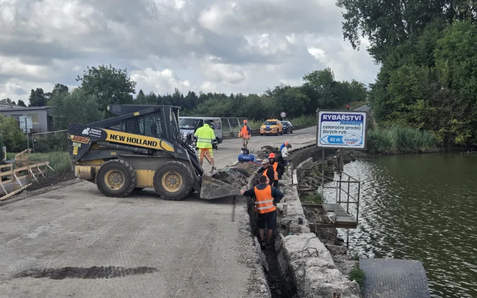 Uzavírka v Černožicích trvá. Objížďka po D11 je bez poplatku