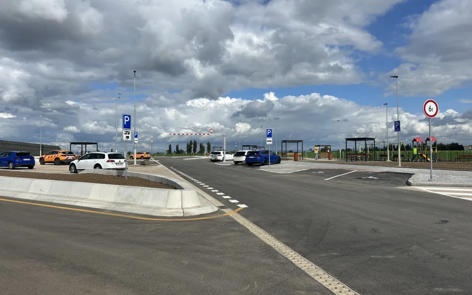 FOTO: Dětské hřiště, toalety i 98 míst. Na D11 se dnes otevřela odpočívka