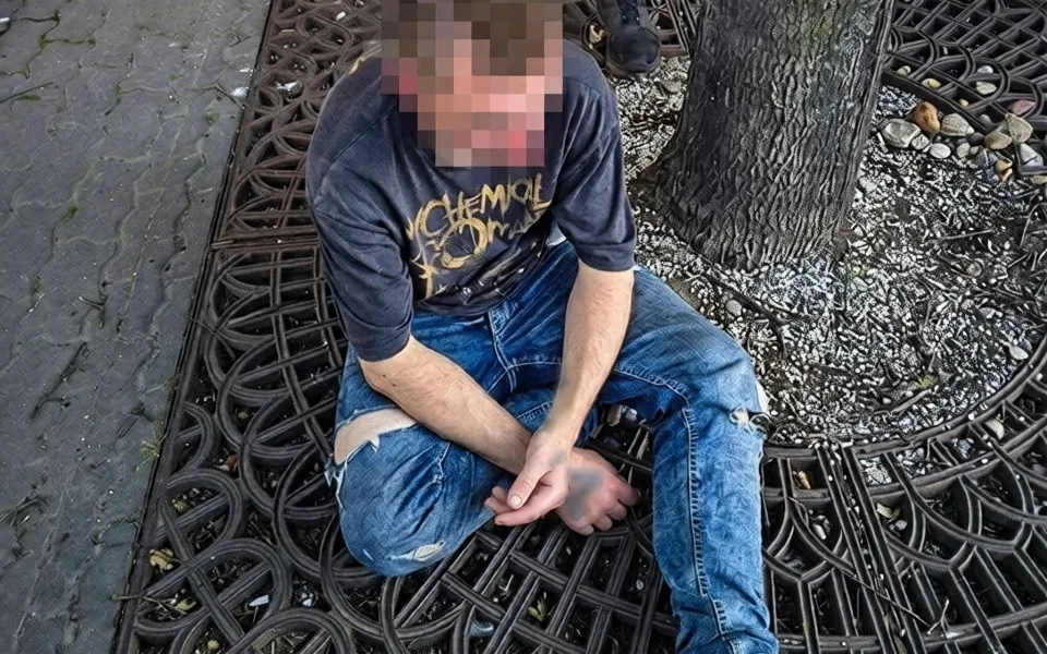 Strážníci hledali muže s kousancem na palci. Označila ho tak přepadená žena