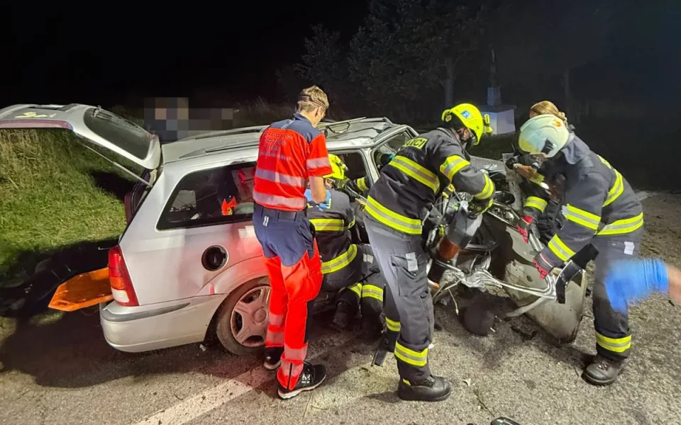 Při nehodě u Branišova se zranili tři muži, jeden musel být vyproštěn
