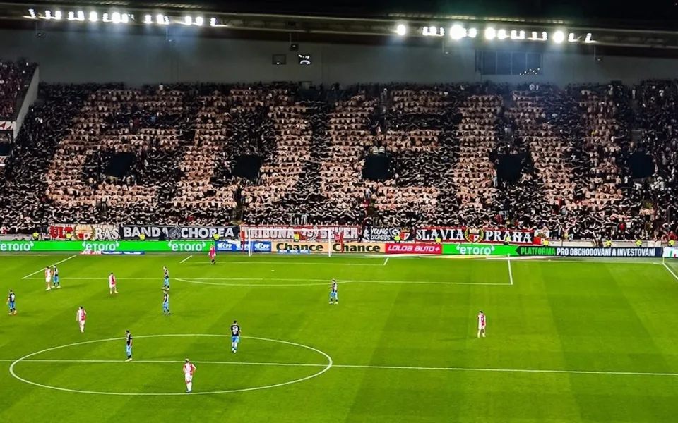 Slávističtí ultras brojí proti cenám vstupenek. Nezdražovalo se, namítá klub