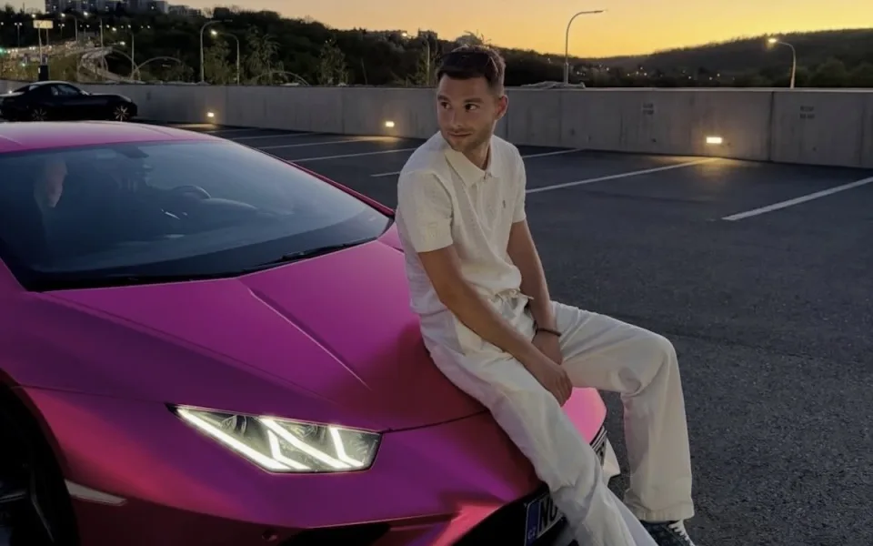 Influencer Kajumi je venku z vazby, policisté ho stíhají za obchodování s lidmi