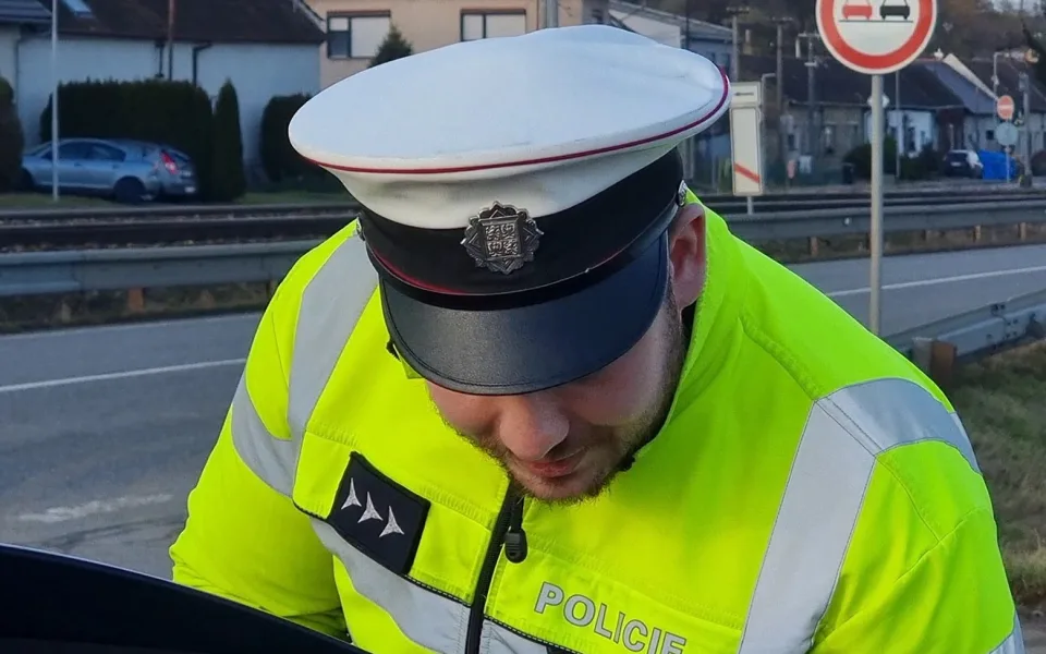 Fabka za všechny prachy. Šofér dlužil na pokutách, policisté mu sebrali značky