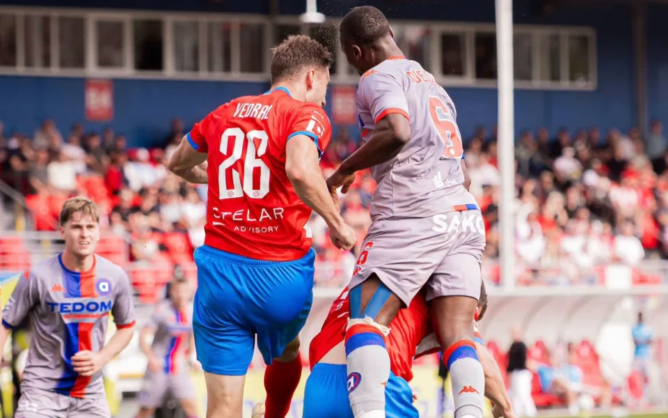 Brněnské derby nováčků fotbalové ligy ovládla Zbrojovka. To výhrou 2:1 nad Artisem