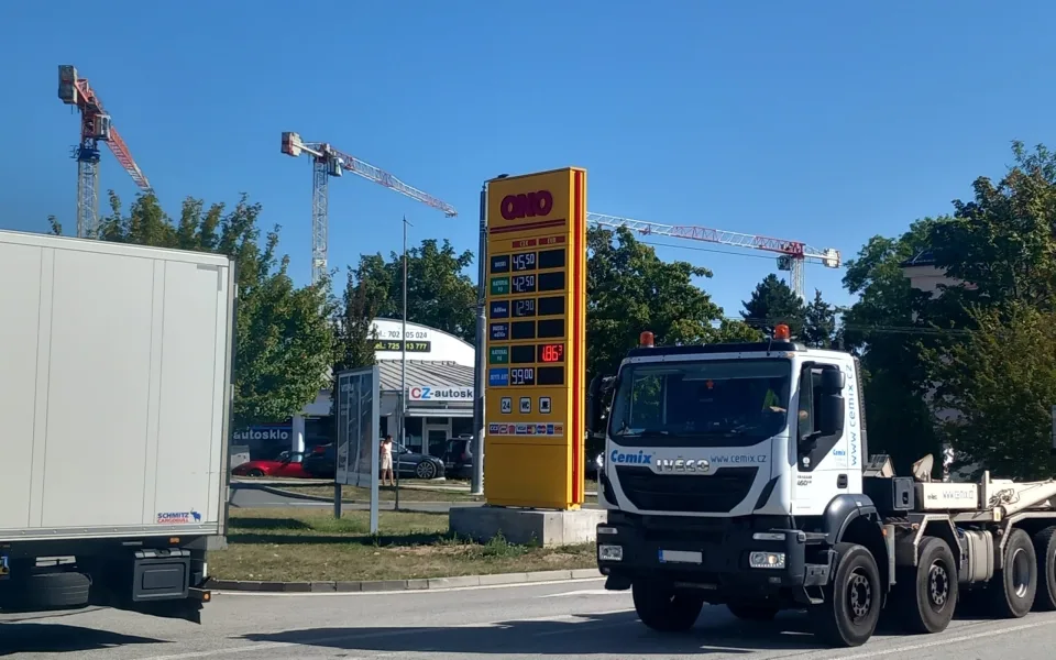Cena paliv letí nahoru, litr nafty už se u Jihlavy dostal nad padesát korun