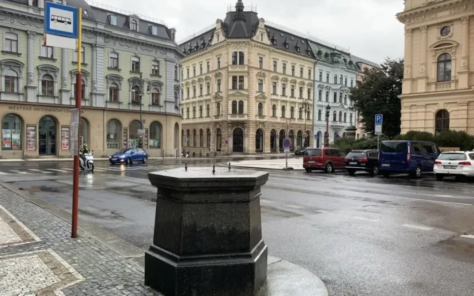 Historická meteobudka se musí posunout dál od silnice, opět je poškozená