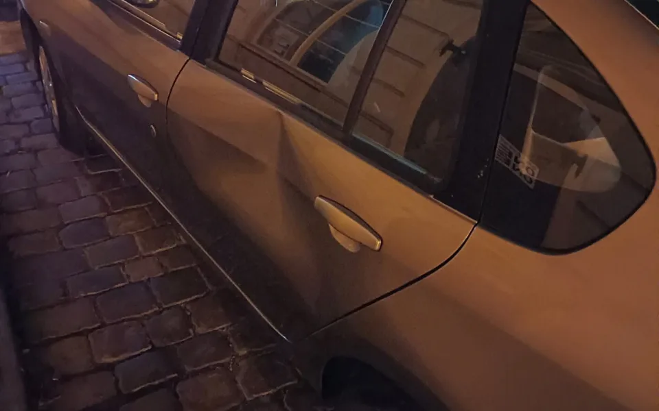 Vandal si vybíjel vztek na zaparkovaných autech, pak odpočíval na lavičce